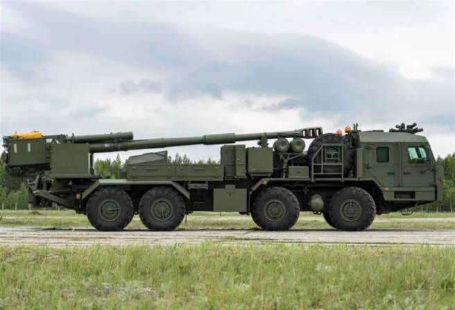 2S43 锦葵轮型自走炮，车上搭载了新型的火控系统，能够提供发射数据计算，而且许多操作都自动化。（Rostec）