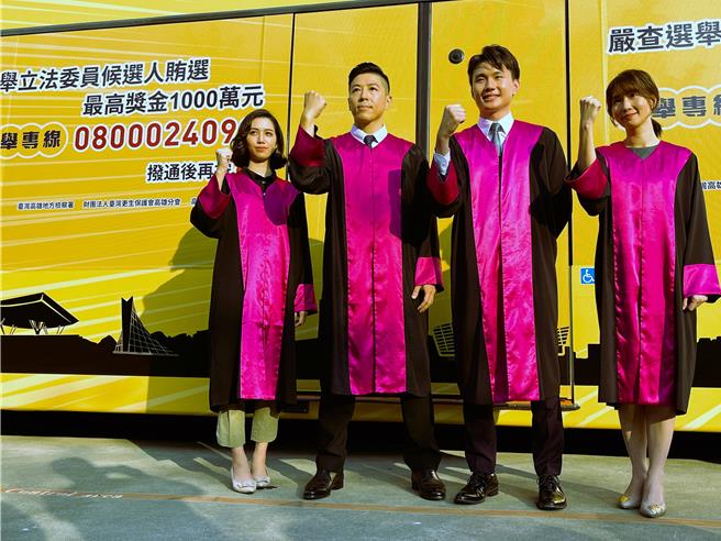 高雄地检署4位俊俏甜美的代言检察官现身，搭配鲜黄色车体及「查贿即刻启动、全面出击」字样，宣示效果吸睛。（袁庭尧摄）