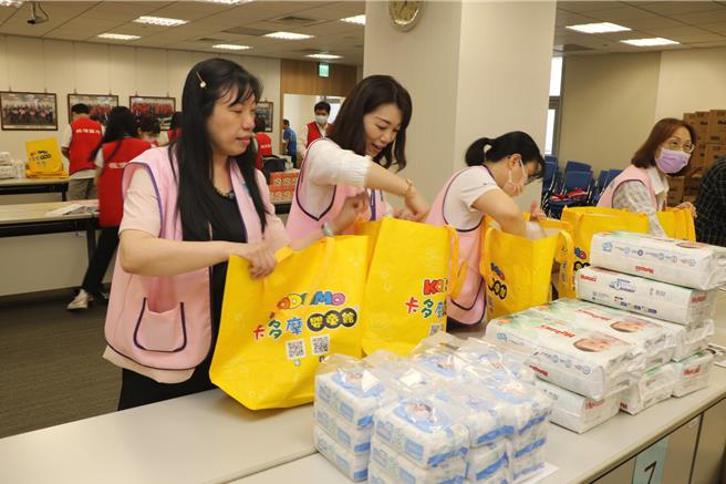 板信银行企业志工帮忙分装。（新北市社会局提供）