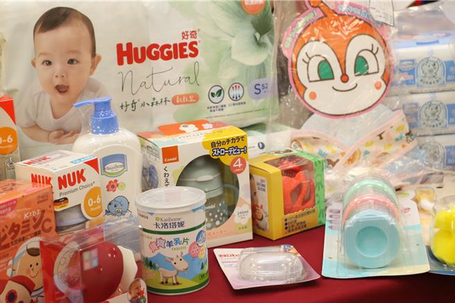爱儿包内有奶瓶、奶嘴、尿片等婴儿用品。（新北市社会局提供）