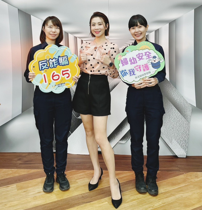 新北婦幼隊運用拍賣商品直播的機會向廣大的線上購物族群宣導防詐。（圖／警方提供）