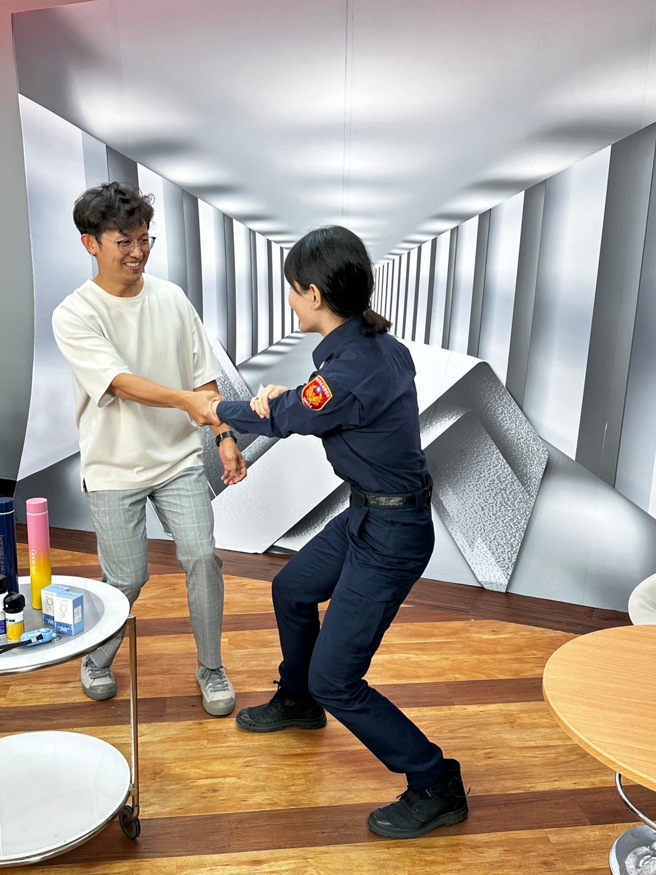 新北婦幼隊運用拍賣商品直播的機會向廣大的線上購物族群宣導防詐並示範簡易防身術。（圖／警方提供）