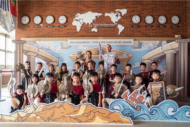 体验西方节庆氛围！葳格小学神话、小说融合万圣节活动引师生、家长同欢。（校方提供）