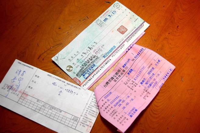 快取宝违法吸金案，嘉义地检署对4名受刑人发监执行，另拘提4名受刑人。图为许姓投资人持有孙岳泽夫妻的支票，被跳票。（本报资料照／廖素慧摄）