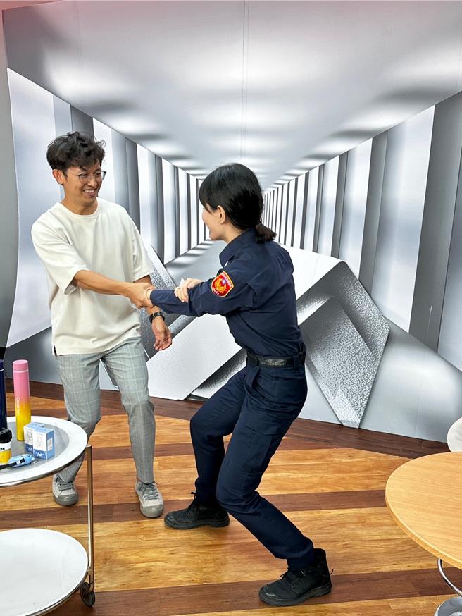 妇幼队女警在直播中示范讲解防身术。（警方提供）