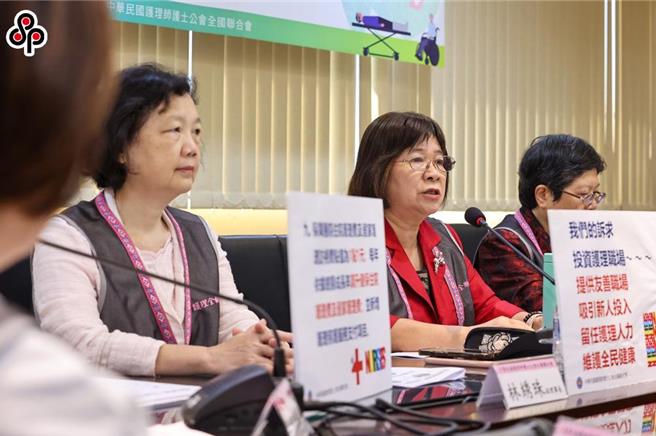 护理人力短缺，新光医院等4家医院帮护理人员全面加薪，护理师护士公会全国联合会理事长纪淑静（中）表示，期盼政府正视护理人力问题，并有更多医院跟进。（本报资料照）