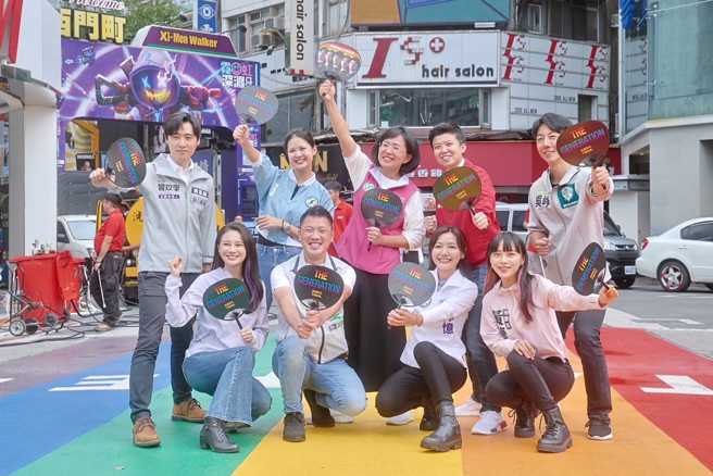 多位民进党立委参选人27日到西门町清洗彩虹地景。(翻摄自黄捷脸书)