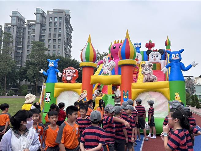 「何爷爷跳跳屋」亲子嘉年华27、28日在台中市乌日区侨仁国小登场，首日吸引近千名师生穿梭在充气城堡内玩耍，笑声连连。（台中市议员吴琼华提供／潘虹恩台中传真）