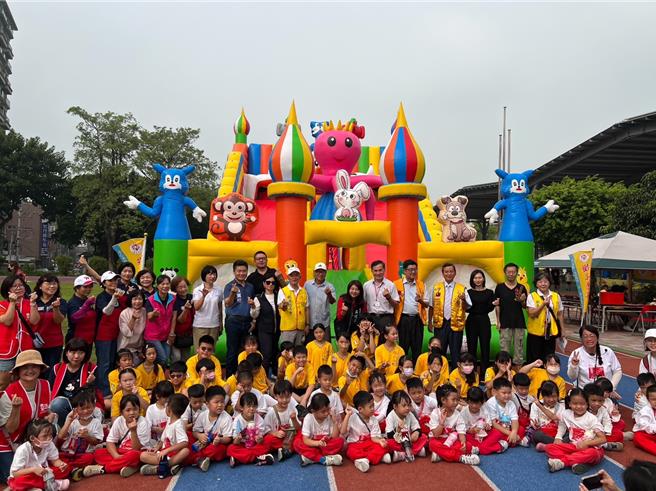 台中市欢喜慈善会27、28日侨仁国小校园举办中部首场「何爷爷跳跳屋」亲子嘉年华，27日优先开放给侨仁国小与邻近学校师生参加，师生开心合影。（台中市议员吴琼华提供／潘虹恩台中传真）