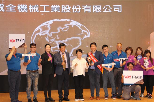 台中市舉辦第22屆金手獎選拔活動，27日結果出爐並頒獎，市長盧秀燕在頒獎典禮中特別感謝在第一線拚搏的中小企業。(主辦單位提供)