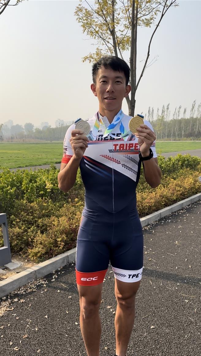 「黃金左腳」黃玉霖在亞洲滑輪錦標賽成人男子組3000公尺接力賽，與隊友攜手力壓強敵南韓及地主大陸隊，為中華隊奪下金牌，個人也在1000公尺爭先賽取得銀牌，獲得1金1銀好成績。(屏縣府提供／林和生屏東傳真)