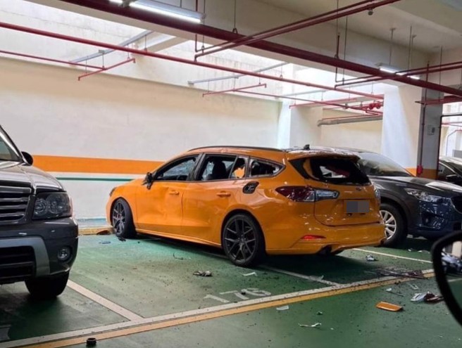网友在室内停车场看到轿车被砸，拍照PO网引起热议。（翻摄爆怨公社）