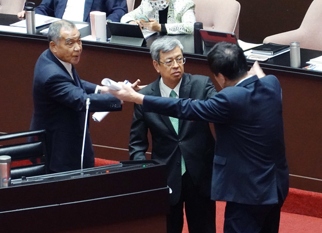 立委費鴻泰（右）在立法院27日質詢中，針對潛艦國造預算執行及潛艦戰力保存問題，與國防部長邱國正（左）槓上，雙方在發言時間結束後近距離爆發口角衝突，行政院長陳建仁（中）趕緊出手擋在2人中間避免衝突加劇。（姚志平攝）