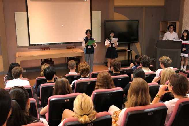 治平高中校長王淑燕歡迎英國Marlborough College學生，安排了治平學生擔任學伴，陪他們一起去傳統市場體驗在地生活。 (醒吾科大提供)