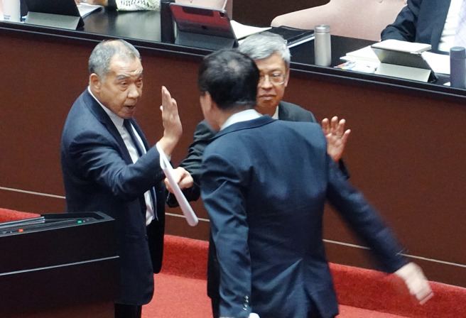 立委費鴻泰（右）在立法院27日質詢中，針對潛艦國造預算執行及潛艦戰力保存問題，與國防部長邱國正（左）槓上，雙方在發言時間結束後近距離爆發口角衝突，行政院長陳建仁（中）趕緊出手擋在2人中間避免衝突加劇。（姚志平攝）