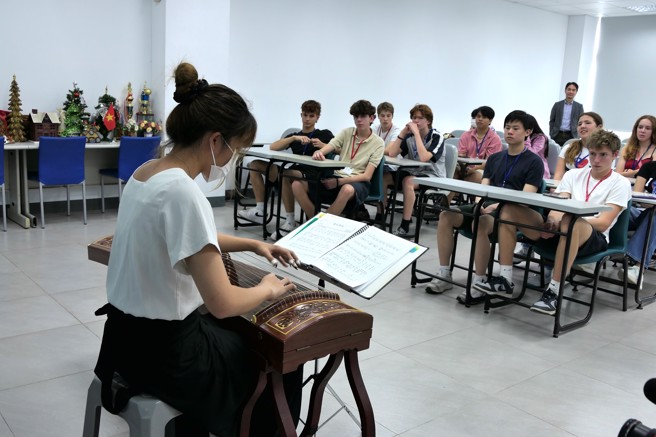 醒吾科大應英系學生曹菾予古箏獨奏，讓英國Marlborough College學生個個仔細聆聽。(醒吾科大提供)

