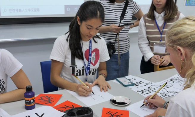 英國Marlborough College學生Sophia Sophia隨手就用毛筆與同學互畫對方，畫出來的成品讓臺灣同學直呼，這也畫的太像了吧。(醒吾科大提供)