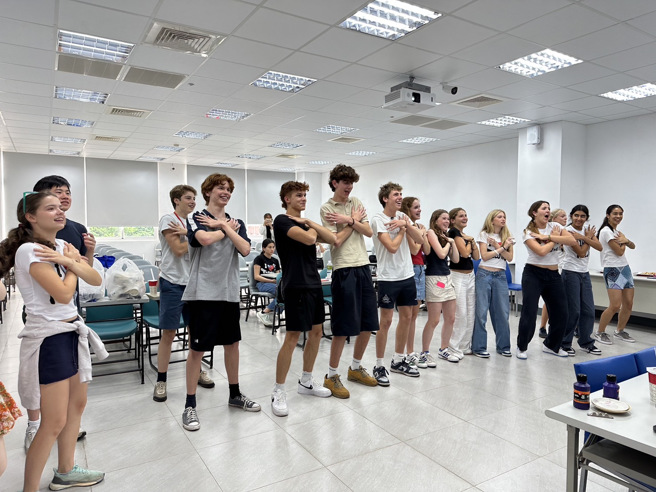 英國Marlborough College學生為醒吾科大學生跳起歡迎舞，每個人都靦腆又開心。(醒吾科大提供)