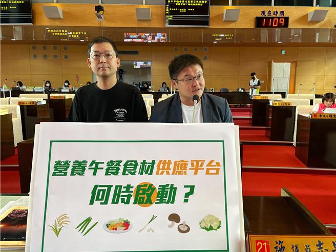 台中市议员施志昌(右起)、林祈烽关心「营养午餐食材供应平台」推动进度。(施志昌提供)