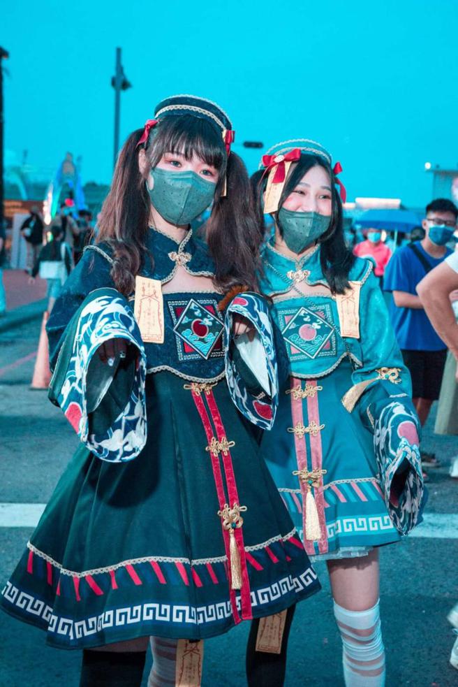 鐵道驚魂派對邀集了本市商圈的近百家美食以及商品，還有30位變裝Coser。（圖片來源：高雄市經發局提供）