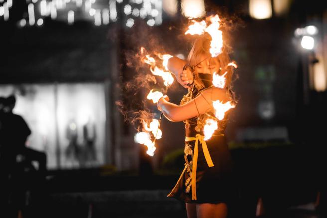 精彩的火舞點亮鐵道派對（圖片來源：高雄市經發局提供）