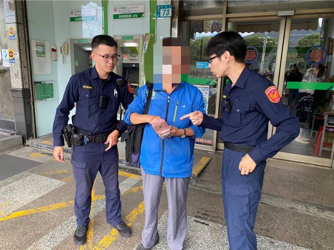 2023年10月27日新北市／警方接获报案，立即赶到邮局向王翁说明诈骗手法，避免他上当。（新北市淡水警分局提供／吕健豪新北传真）