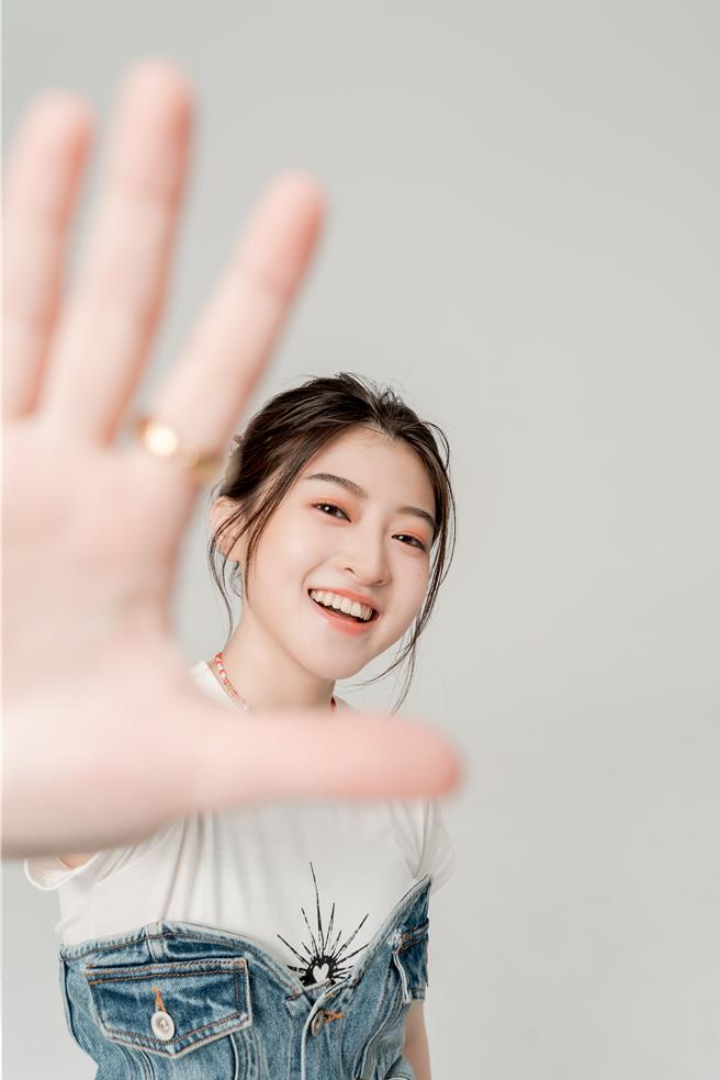 盖儿推出首张专辑《无法掩盖》。（量子娱乐提供）