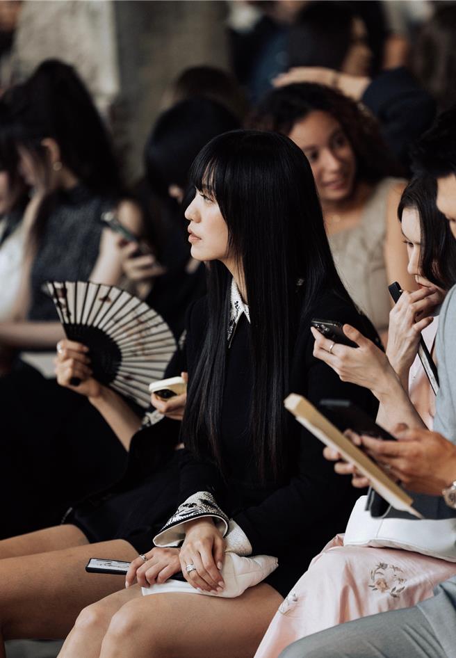 孙盛希日前以嘉宾身分出席时装周。（滚石唱片提供）