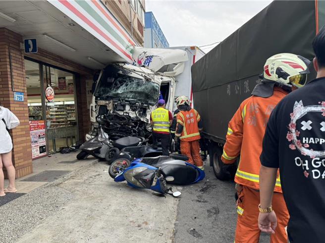 桃园市大园区国际路二段27日傍晚发生曳引车与大货车碰撞事故，路边5辆汽机车遭波及。（翻摄照片／蔡明亘桃园传真）