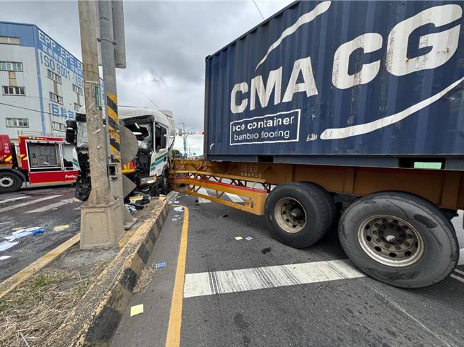 31岁郑姓男子驾驶曳引车在桃园大园国际路二段欲左转时，与33岁许姓男子驾驶的大货车碰撞。（翻摄照片／蔡明亘桃园传真）