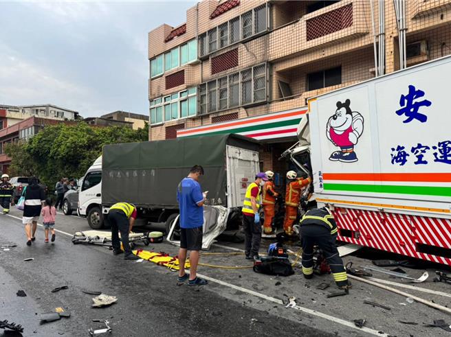 桃园市大园区国际路二段27日傍晚发生曳引车与大货车碰撞事故，2名驾驶受伤送医，意识清楚无生命危险。（翻摄照片／蔡明亘桃园传真）