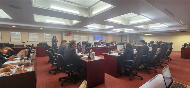 台灣燈會主燈「玉兔壯彩」至今仍流浪在捷運北投機廠，台北市議會教育委員會27日展開質詢時，藍綠議員對於主燈找不到安置處為之詬病，要求北市觀傳局應提出解決方案。(黃敬文攝)