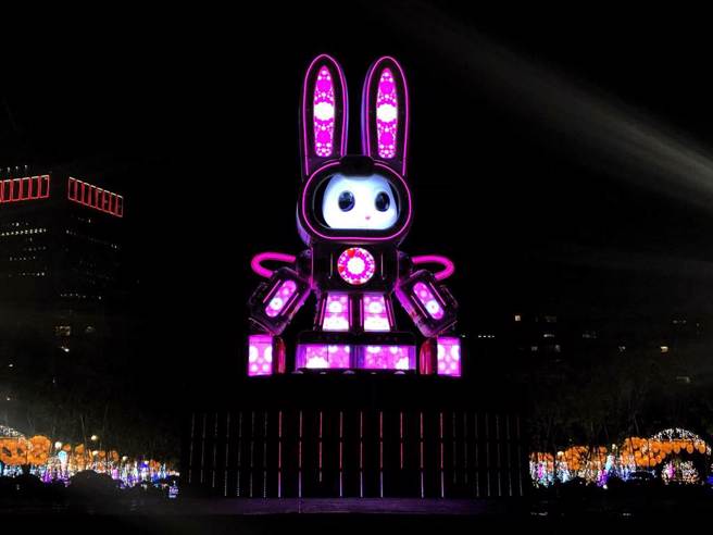 2023台灣燈會主燈「玉兔壯彩」22公尺高、重達20公噸，外型科技感十足，燈會結束後典藏去處受關注。（本報資料照）