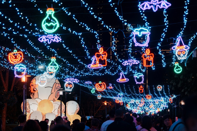 走進魔幻廚房入口，繽紛的燈飾結合超萌南瓜QQ球裝置藝術，別具萬聖節氛圍。(圖/桃園市政府提供)