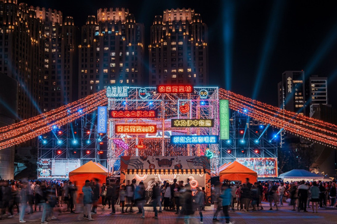 桃園萬聖城現場好吃好拍，更規劃豐富的活動與大家同樂，吸引眾多民眾。(圖/桃園市政府提供)