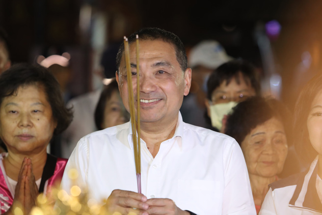 國民黨總統參選人侯友宜27日赴台北市霞海城隍廟參拜，在地方人士陪同下一同上香祈福。 （鄭任南攝）
