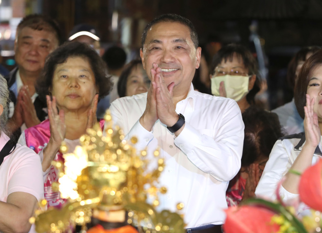 國民黨總統參選人侯友宜27日赴台北市霞海城隍廟參拜，在地方人士陪同下一同上香祈福。 （鄭任南攝）
