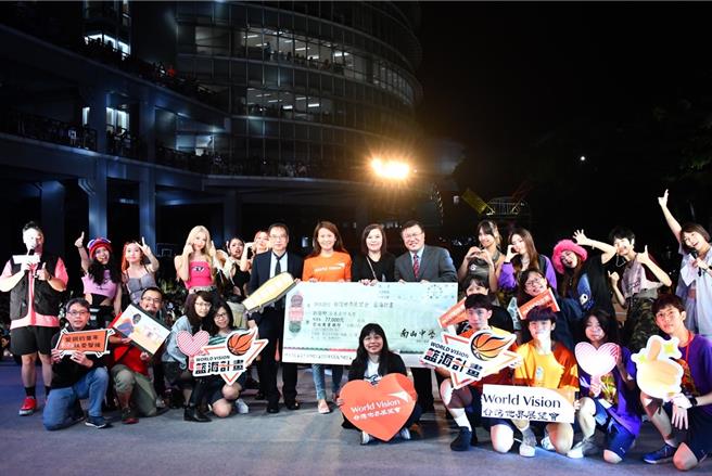 南山中學邀請展望會受助兒童參與演唱會及捐贈儀式，學校提供象徵77週年校慶的77000元贊助籃海計畫。（南山中學提供）