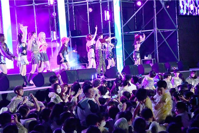 新北市南山中學27日舉辦創校77週年校慶，除有慶祝活動及學生才藝競賽外，晚間攜手世界展望會舉行「籃海深耕‧擁豹青春」校慶公益演唱會。（南山中學提供）