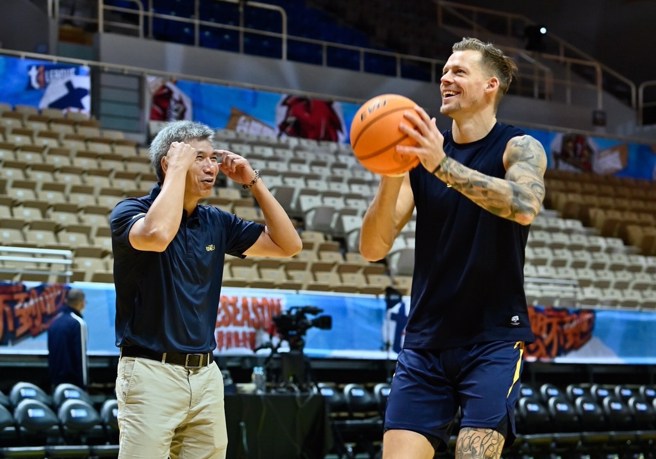 特攻总教练李逸骅(左)相当满意新洋将飞克。(中信特攻提供)