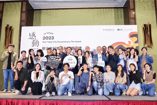 新北市纪录片奖今（27）日举行颁奖典礼，分别由「六六地下居」萧郁儒、「除蛙记」廖敬尧、「臺华，臺华」陈韶君拿下前三名，另外特别增加1名评审团特别奖，搬给「浑沌」杨晴雯。（新北市新闻局提供）
