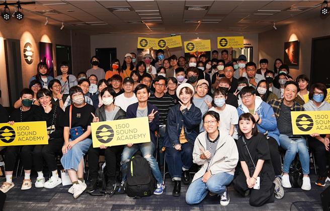 小球在講座上分享心路歷程。（1500聲量音創學院提供）