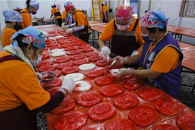 苗栗獅潭鄉新店社區婦女27日在該鄉義民廟打新丁粄，傳承客家傳統美食與文化。（黃子明攝）