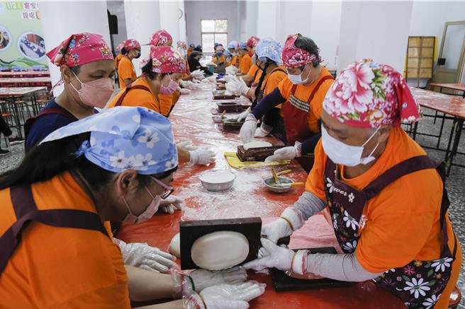 獅潭鄉新店社區27日在義民廟舉辦打新丁粄活動，社區婦女正在製作新丁粄。（黃子明攝）