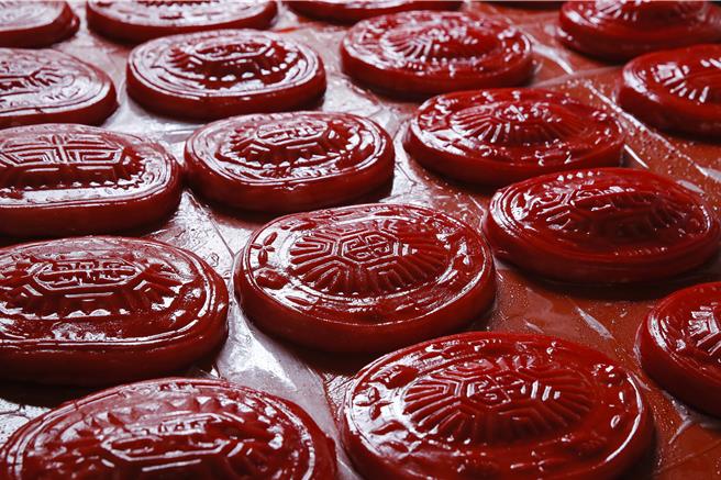 獅潭鄉新店社區27日在義民廟舉辦打新丁粄活動，上色後的新丁粄呈現象徵喜氣的鮮紅色，印又不同的吉祥圖案。（黃子明攝）