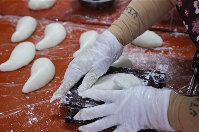 獅潭鄉新店社區27日在義民廟舉辦打新丁粄活動，壓印客家美食外，也寓意客家硬頸（取印頸諧音）精神。（黃子明攝）