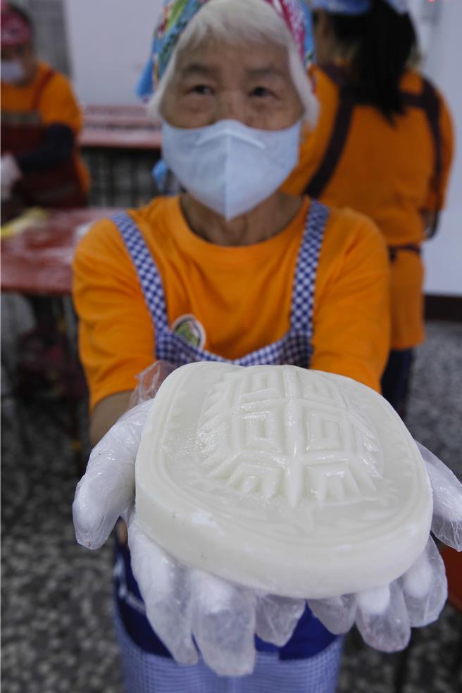 獅潭鄉新店社區27日在義民廟舉辦打新丁粄活動，壓印完成的新丁粄未上色前呈現米白色。（黃子明攝）