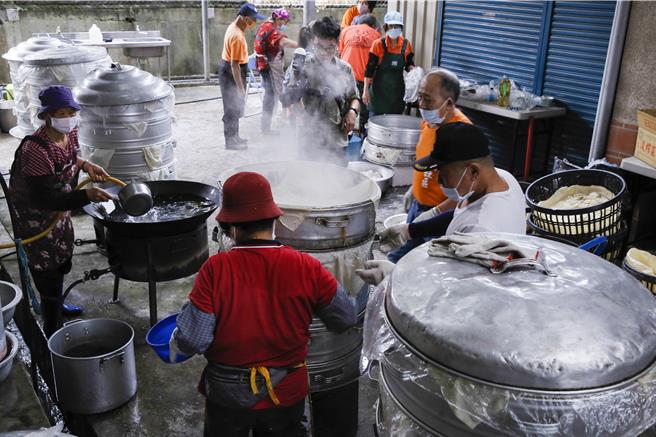 獅潭鄉新店社區27日在義民廟舉辦打新丁粄活動，志工將壓乾的米原料蒸熟以備製作新丁粄。（黃子明攝）