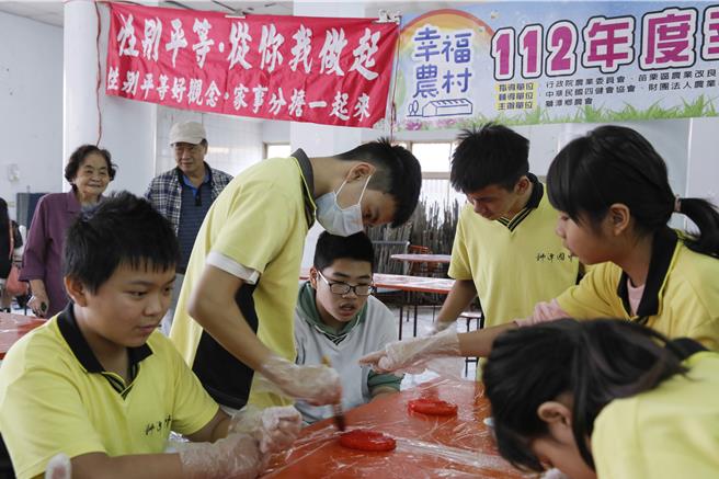 獅潭鄉小朋友27日在家鄉義民廟打新丁粄，不分男女透過實作學習客家美食的製作及文化傳承，體會男女一同分攤家事的好處，讓性別平等觀念深植心中。（黃子明攝）