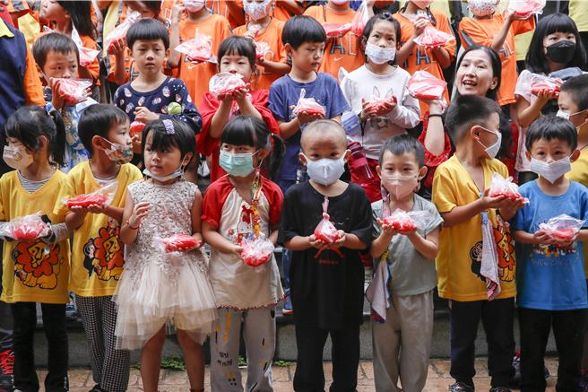 獅潭鄉小朋友27日在家鄉義民廟打新丁粄，活動後大家捧著自己作品合影留念。（黃子明攝）